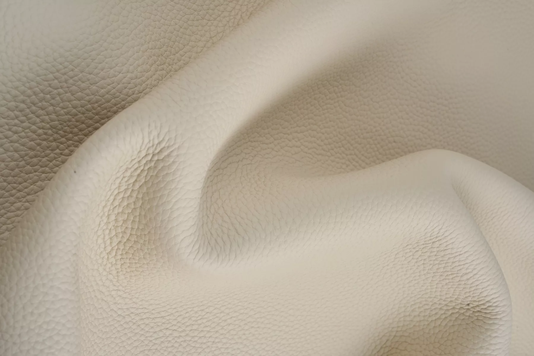 Full grain pebble leather (Big grain)