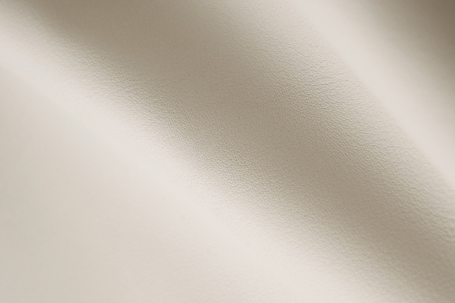 Full grain water-dyed Nappa leather